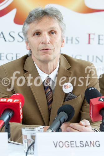  (c) fotodienst/Anna Rauchenberger - Wien, am 21.03.2012 – Die Selbsthilfeorganisationen des chronisch entzündlichen Formenkreises stellen ihren gemeinsamen Forderungskatalog vor. Er umfasst vier Kernpunkte ehest mögliche Diagnose und Therapie, Lebensqualität, der bewusste CeE-Patient und eine starke Patientenvertretung. FOTO:   a.o Univ.-Prof. Dipl. Ing Dr. Harald Vogelsang, AKH MedUniWien, KIM III/Gastroenterolgie und Hepatologie: