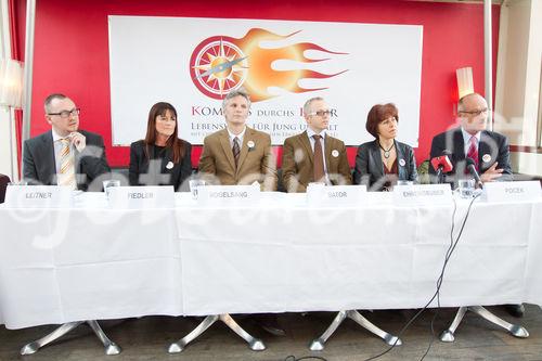  (c) fotodienst/Anna Rauchenberger - Wien, am 21.03.2012 – Die Selbsthilfeorganisationen des chronisch entzündlichen Formenkreises stellen ihren gemeinsamen Forderungskatalog vor. Er umfasst vier Kernpunkte ehest mögliche Diagnose und Therapie, Lebensqualität, der bewusste CeE-Patient und eine starke Patientenvertretung. FOTO v.l.: Mag. Michael Leitner, Public Health PR ProjektgesmbH, Elisabeth Fiedler, Vizepräsidentin der Österreichischen Morbus Crohn/Culitis ulcerosa Vereinigung,  a.o Univ.-Prof. Dipl. Ing Dr. Harald Vogelsang, AKH MedUniWien, KIM III/Gastroenterolgie und Hepatologie, OA priv. Doz. Dr. Paul Sator, Abteilung Dermatologie, KH Wien-Hietzing, DGKS Roswitha Ehrengruber, Rheumaambulanz, 2. Med. Abtlg, AKH Linz, Ing. Paul Pocek, Präsident der Österreichischen Vereinigung Morbus Bechterew: