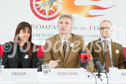  (c) fotodienst/Anna Rauchenberger - Wien, am 21.03.2012 – Die Selbsthilfeorganisationen des chronisch entzündlichen Formenkreises stellen ihren gemeinsamen Forderungskatalog vor. Er umfasst vier Kernpunkte ehest mögliche Diagnose und Therapie, Lebensqualität, der bewusste CeE-Patient und eine starke Patientenvertretung. FOTO v.l.: Elisabeth Fiedler, Vizepräsidentin der Österreichischen Morbus Crohn/Culitis ulcerosa Vereinigung,  a.o Univ.-Prof. Dipl. Ing Dr. Harald Vogelsang, AKH MedUniWien, KIM III/Gastroenterolgie und Hepatologie, OA priv. Doz. Dr. Paul Sator, Abteilung Dermatologie, KH Wien-Hietzing: