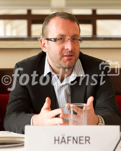  (c) fotodienst/Anna Rauchenberger - Wien, am 15.05.2012 – Forschungen in der Gendermedizin zeigen geschlechtsspezifische Unterschiede zwischen Männern und Frauen in der Medizin. Frauen, insbesondere berufstätige Mütter, sind in  verstärktem Ausmaß von Stress durch Mehrfachbelastung betroffen. Adipositas aber auch Symptome wie häufige Bauchkrämpfe sind daher besonders bei Frauen im Steigen begriffen. Über diese Zivilisationskankheiten, die verstärkt bei Frauen auftreten, wurde heute im Rahmen einer Pressekonferenz im Café Museum gesprochen. FOTO Prim. Dr. Michael Häfner, Vorstand Interne Abteilung KH St. Elisabeth Wien, FA f. Innere Medizin, Gastroenterologie und Hepatologie: