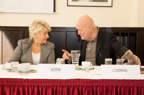  (c) fotodienst/Anna Rauchenberger - Wien, am 06.03.2013 – Das Glaukkom, im Volksmund auch „Grüner Star“ genannt, ist eine Erkrankung des Sehnervs und wird oft erst erkannt, wenn der Sehnerv bereits irreparabel geschädigt ist. Die Betroffenen leiden dann unter Gesichtsfeldausfällen, die bis zur völligen Erblindung reichen können. Nur mit der regelmäßigen Glaukomkontrolle durch den Augenarzt kann der „Grüne Star“ rechtzeitig erkannt werden. FOTO v.l. OMR Dr. Helga Azem, Fachärztin für Augenheilkunde und Optometrie, Präsidentin der Österreichischen Ophthalmologischen Gesellschaft, Pof. Bernhard Ludwig, Seminar-Kabarettist: