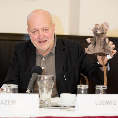  (c) fotodienst/Anna Rauchenberger - Wien, am 06.03.2013 – Das Glaukkom, im Volksmund auch „Grüner Star“ genannt, ist eine Erkrankung des Sehnervs und wird oft erst erkannt, wenn der Sehnerv bereits irreparabel geschädigt ist. Die Betroffenen leiden dann unter Gesichtsfeldausfällen, die bis zur völligen Erblindung reichen können. Nur mit der regelmäßigen Glaukomkontrolle durch den Augenarzt kann der „Grüne Star“ rechtzeitig erkannt werden. FOTO Pof. Bernhard Ludwig, Seminar-Kabarettist: