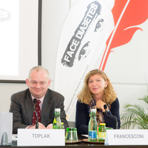  (c) fotodienst / Anna Rauchenberger - Wien, am 28.10.2014 -  Pressegespräch Anlässlich des Weltdiabetestages am 14. November startet die Österreichische Diabetes Gesellschaft (ÖDG) eine Awareness-Kampagne, da die Gesundheitsausgaben mit der Zunahme an Diabetes rasant steigen. FOTO v.l.: Uni.-Prof. Dr. Hermann Toplak, Medizinische Universität Graz, Universitätsklinik für Innere Medizin, Ambulanz für Lipidstoffwechsel, Stellvertretender Vorsitzender der ÖDG, OÄ Dr. Claudia Francesconi, Diabetes- und Stoffwechselambulanz, Gesundheitszentrum Wien-Mitte der WGKK, erster Sekretär der ÖDG: