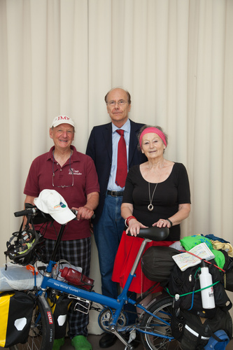 (c)fotodienst/Sarah-Maria Kölbl: Mit dem Rad quer durch die USA ist schon für gesunde Menschen eine große physische und psychische Herausforderung. Der amerikanische Myelompatient Andy Sninsky hat dies geschafft. Acht Jahre nach seiner erfolgreichen Krebstherapie im Wiener Wilhelminenspital befindet er sich nun auf einer zweiten Langstreckenradtour durch Europa. Im Bild: v.l.n.r.: Andy Sninsky, amerikanischer Myelompatient und passionierter Langstreckenradfahrer, Univ. Prof. Dr. Heinz Ludwig, Leiter des Wihelminenkrebsforschungsinstituts, em. Vorstand der I. Medizinischen Abteilung, Zentrum für Onkologie, Hämatologie und Palliativmedizin im Wilhelminenspital Wien und Elfriede Jirsa, Präsidentin der Myelom- & Lymphomhilfe Österreich