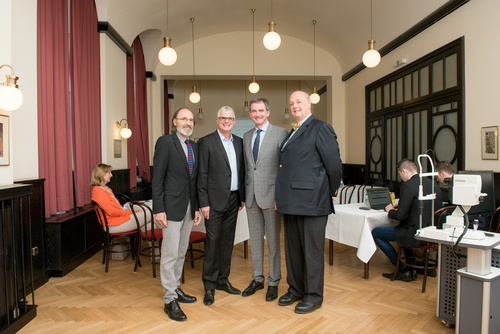 Foto vlnr.: Univ.-Prof. Dr. Christoph Faschinger, Mag. Wofram Pirchner (Betroffener), Univ.-Prof. Dr. Herbert Reitsamer und OA Dr. Anton Hommer