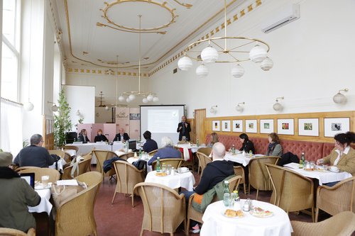 Ein heimtückischer Dieb schleicht durchs Land und stiehlt Menschen Ihr Augenlicht. Immer wieder bemerken Betroffene viel zu spät, dass sie bestohlen wurden. Es sind bereits 80.000 Fälle in Österreich bekannt. Der Dieb konnte identifiziert werden: es handelt sich um das Glaukom, das auch den Decknamen Grüner Star benutzt. 