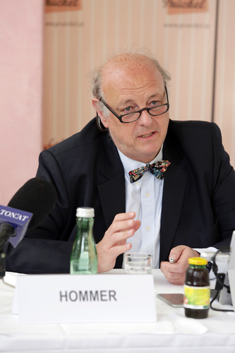 Ein heimtückischer Dieb schleicht durchs Land und stiehlt Menschen Ihr Augenlicht. Immer wieder bemerken Betroffene viel zu spät, dass sie bestohlen wurden. Es sind bereits 80.000 Fälle in Österreich bekannt. Der Dieb konnte identifiziert werden: es handelt sich um das Glaukom, das auch den Decknamen Grüner Star benutzt. Im Bild: OA Dr. Anton Hommer