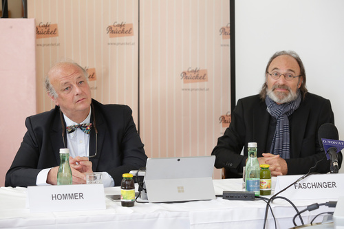 Ein heimtückischer Dieb schleicht durchs Land und stiehlt Menschen Ihr Augenlicht. Immer wieder bemerken Betroffene viel zu spät, dass sie bestohlen wurden. Es sind bereits 80.000 Fälle in Österreich bekannt. Der Dieb konnte identifiziert werden: es handelt sich um das Glaukom, das auch den Decknamen Grüner Star benutzt. Im Bild: OA Dr. Anton Hommer und Univ.-Prof. Dr. Christoph Faschinger