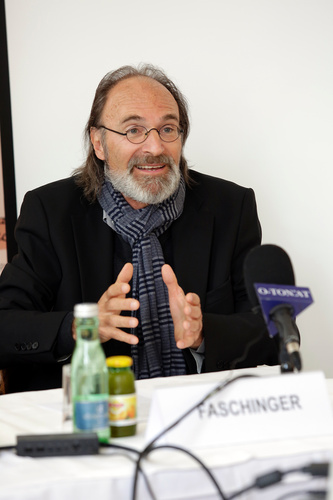 Ein heimtückischer Dieb schleicht durchs Land und stiehlt Menschen Ihr Augenlicht. Immer wieder bemerken Betroffene viel zu spät, dass sie bestohlen wurden. Es sind bereits 80.000 Fälle in Österreich bekannt. Der Dieb konnte identifiziert werden: es handelt sich um das Glaukom, das auch den Decknamen Grüner Star benutzt. Im Bild: Univ.-Prof. Dr. Christoph Faschinger