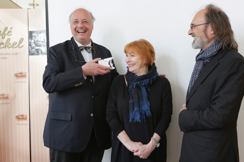 Ein heimtückischer Dieb schleicht durchs Land und stiehlt Menschen Ihr Augenlicht. Immer wieder bemerken Betroffene viel zu spät, dass sie bestohlen wurden. Es sind bereits 80.000 Fälle in Österreich bekannt. Der Dieb konnte identifiziert werden: es handelt sich um das Glaukom, das auch den Decknamen Grüner Star benutzt. Im Bild: v.l.n.r. OA Dr. Anton Hommer, Chris Lohner und Univ.-Prof. Dr. Christoph Faschinger