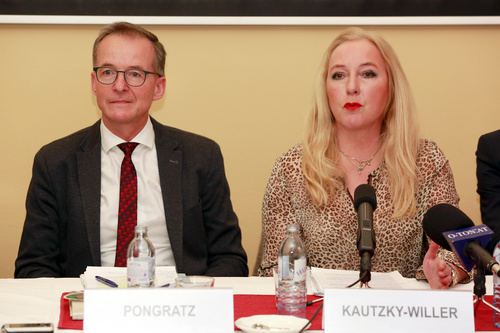 In Österreich gibt es derzeit rund 1.600 schulpflichtige Kinder mit Typ 1 Diabetes. Die Österreichische Diabetes Gesellschaft und der Hauptverband der österreichischen Sozialversicherungsträger präsentierten deshalb zielgerichtete Maßnahmen für den Schulbereich: Im Bild: Prim. Dr. Reinhold Pongratz, MBA, Ärztlicher Leiter der Steiermärkischen Gebietskrankenkasse und Univ. Prof.in Dr.in Alexandra Kautzky-Willer, Univ.-Klinik f. Innere Medizin III, Abtlg. f. Endokrinologie und Stoffwechsel, MedUni Wien und Präsidentin der ÖDG und Dr. Alexander Biach, Vorsitzender des Verbandsvorstandes Hauptverband der österreichischen Sozialversicherungsträger