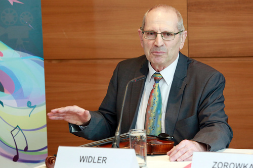 Der österreichische Hörimplantate-Hersteller MED-EL lud im Rahmen eines Pressegesprächs Experten auf dem Gebiet der HNO- und Hirnforschung, sowie einen hörimplantierten Musiker ein, den faszinierenden Zusammenhang zwischen Gehör, Herz und Hirn zu erläutern. Im Bild: Walter Widler, Geiger, Bratschist, Saxophonist, Gitarrist und Träger eines Cochlea-Implantats