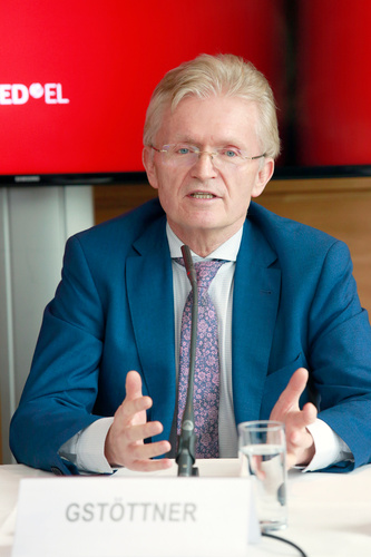 Der österreichische Hörimplantate-Hersteller MED-EL lud im Rahmen eines Pressegesprächs Experten auf dem Gebiet der HNO- und Hirnforschung, sowie einen hörimplantierten Musiker ein, den faszinierenden Zusammenhang zwischen Gehör, Herz und Hirn zu erläutern. Im Bild: Univ.-Prof. Dr. Wolfgang Gstöttner, Vorstand der Universitätsklinik für Hals-, Nasen- und Ohrenkrankheiten, Kopf- und Halschirurgie an der Medizinischen Universität Wien