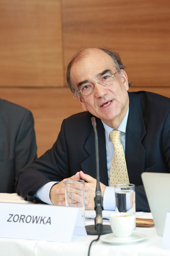 Der österreichische Hörimplantate-Hersteller MED-EL lud im Rahmen eines Pressegesprächs Experten auf dem Gebiet der HNO- und Hirnforschung, sowie einen hörimplantierten Musiker ein, den faszinierenden Zusammenhang zwischen Gehör, Herz und Hirn zu erläutern. Im Bild: Univ.-Prof. Dr. Patrick G. Zorowka, Direktor der Universitätsklinik für Hör-, Stimm- und Sprachstörungen der Medizinischen Universität Innsbruck