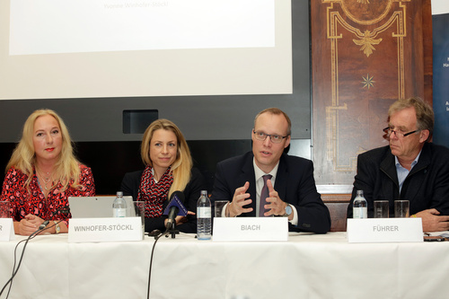 Der Weltdiabetestag steht vor der Tür. Im Bild: v.l.n.r. Univ. Prof.in Dr.in Alexandra Kautzky-Willer (Univ.-Klinik f. Innere Medizin III, Abtlg. f. Endokrinologie und Stoffwechsel, MedUni Wien und Präsidentin der ÖDG), Ass. Prof.in Priv. Doz.in Dr.in Yvonne Winhofer-Stöckl, PhD, Univ.-Klinik f. Innere Medizin III, Abtlg. f. Endokrinologie und Stoffwechsel, MedUni Wien und Erste Sekretärin der ÖDG), Dr. Alexander Biach (Vorsitzender des Verbandsvorstandes Hauptverband der österreichischen Sozialversicherungsträger) und DI Harald Führer (Vizepräsident von 