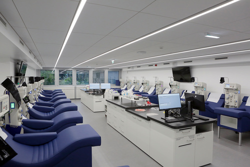 Plasma geht alle an. Allein in Österreich sind 180.000 Menschen regelmäßig auf Medikamente angewiesen, die aus humanem Blutplasma hergestellt werden. Anfang November wurde das modernste Plasmaspendenzentrum Österreichs in der Operngasse in Wien eröffnet. Im Bild: Alexander Fenz, Plasmaspender