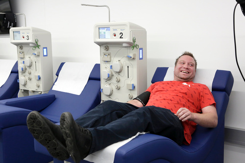 Plasma geht alle an. Allein in Österreich sind 180.000 Menschen regelmäßig auf Medikamente angewiesen, die aus humanem Blutplasma hergestellt werden. Anfang November wurde das modernste Plasmaspendenzentrum Österreichs in der Operngasse in Wien eröffnet. 