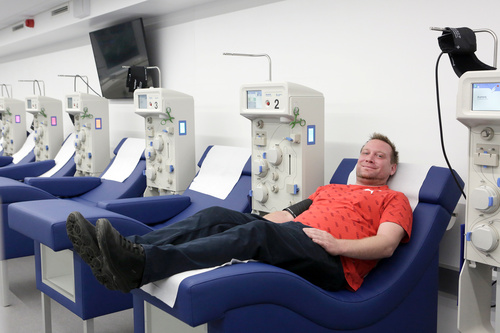 Plasma geht alle an. Allein in Österreich sind 180.000 Menschen regelmäßig auf Medikamente angewiesen, die aus humanem Blutplasma hergestellt werden. Anfang November wurde das modernste Plasmaspendenzentrum Österreichs in der Operngasse in Wien eröffnet. 