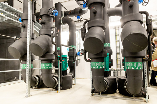 Führung durch die CO2-neutrale Energiezentrale des Takeda-Standorts, die das Fundament des AHEAD-Projekts ist.