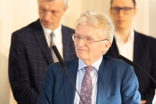 Anlässlich des Welttages des Hörens lud der österreichische Hörimplantate-Hersteller MED-EL zu einem Pressegespräch. Im Bild: Univ. Prof. Dr. Wolfgang Gstöttner, Vorstand der Universitätsklinik für Hals-, Nasen- und Ohrenkrankheiten, Kopf- und Halschirurgie, AKH Wien, Medizinische Universität Wien