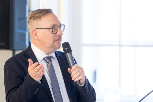 Anlässlich des Welttages des Hörens lud der österreichische Hörimplantate-Hersteller MED-EL zu einem Pressegespräch. Im Bild: Mag. Michael Leitner, MAS, Public Health PR