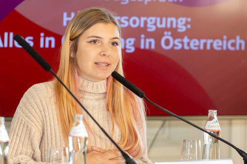 Anlässlich des Welttages des Hörens lud der österreichische Hörimplantate-Hersteller MED-EL zu einem Pressegespräch. Im Bild: Sophie Adzic, Nutzerin zweier Cochlea-Implantate