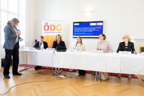  (c) fotodienst / Anna Rauchenberger - Wien, am 04.06.2024 - Pressegespräch von der Österreichischen Diabetes Gesellschaft (ÖDG) Diabetes bei Kindern und Jugendlichen - Versorgung mit knappen Ressourcen. FOTO v.l.: Thomas Braunstorfer, Public Health PR, Prim. Univ.-Prof. Dr. Peter Fasching, MBA, Präsident der ÖDG, Klinik Ottakring, Ao.Univ.Prof. Dr. Birgit Rami-Merhar, MBA, Medizinische Universität Wien, Elisabeth Renner, Obfrau MOKI Steiermark, Leitung DiAB KIDS Diabetes Assistenz und Beratung, Diabetesberaterin, Priv.-Doz. Dr. Elke Fröhlich-Reiterer, Medizinische Universität Graz, Priv.-Doz. Dr. Gersina Rega-Kaun, Erste Sekretärin der ÖDG, Klinik Ottakring: