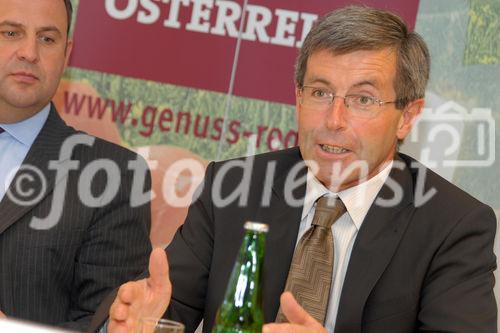 Die Oberinntaler Erdäpfel und die Osttiroler Kartoffeln sind am Donnerstag im tirolerischen Ranggen von Bundesminister Josef Pröll und Agrarlandesrat Anton Steixner in den Kreis der GENUSS REGION ÖS-TERREICH aufgenommen worden. „Der Erfolg der Genussregion-Initiative spiegelt die steigende Nachfrage der Konsumenten nach frischen, naturbelassenen und regionalen Produkten wider“, gratulierte Mag. Christoph Holzer, Geschäftsführer der SPAR-Zentrale Wörgl, als Vertreter der Allianz für starke Regionen.