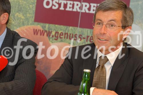 Die Oberinntaler Erdäpfel und die Osttiroler Kartoffeln sind am Donnerstag im tirolerischen Ranggen von Bundesminister Josef Pröll und Agrarlandesrat Anton Steixner in den Kreis der GENUSS REGION ÖS-TERREICH aufgenommen worden. „Der Erfolg der Genussregion-Initiative spiegelt die steigende Nachfrage der Konsumenten nach frischen, naturbelassenen und regionalen Produkten wider“, gratulierte Mag. Christoph Holzer, Geschäftsführer der SPAR-Zentrale Wörgl, als Vertreter der Allianz für starke Regionen.