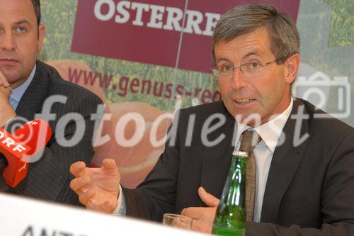 Die Oberinntaler Erdäpfel und die Osttiroler Kartoffeln sind am Donnerstag im tirolerischen Ranggen von Bundesminister Josef Pröll und Agrarlandesrat Anton Steixner in den Kreis der GENUSS REGION ÖS-TERREICH aufgenommen worden. „Der Erfolg der Genussregion-Initiative spiegelt die steigende Nachfrage der Konsumenten nach frischen, naturbelassenen und regionalen Produkten wider“, gratulierte Mag. Christoph Holzer, Geschäftsführer der SPAR-Zentrale Wörgl, als Vertreter der Allianz für starke Regionen.