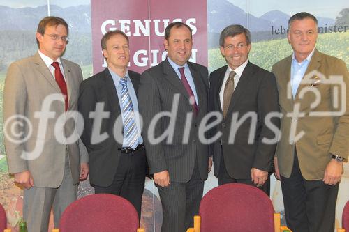 Die Oberinntaler Erdäpfel und die Osttiroler Kartoffeln sind am Donnerstag im tirolerischen Ranggen von Bundesminister Josef Pröll und Agrarlandesrat Anton Steixner in den Kreis der GENUSS REGION ÖS-TERREICH aufgenommen worden. „Der Erfolg der Genussregion-Initiative spiegelt die steigende Nachfrage der Konsumenten nach frischen, naturbelassenen und regionalen Produkten wider“, gratulierte Mag. Christoph Holzer, Geschäftsführer der SPAR-Zentrale Wörgl, als Vertreter der Allianz für starke Regionen.