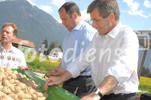 Die Oberinntaler Erdäpfel und die Osttiroler Kartoffeln sind am Donnerstag im tirolerischen Ranggen von Bundesminister Josef Pröll und Agrarlandesrat Anton Steixner in den Kreis der GENUSS REGION ÖS-TERREICH aufgenommen worden. „Der Erfolg der Genussregion-Initiative spiegelt die steigende Nachfrage der Konsumenten nach frischen, naturbelassenen und regionalen Produkten wider“, gratulierte Mag. Christoph Holzer, Geschäftsführer der SPAR-Zentrale Wörgl, als Vertreter der Allianz für starke Regionen.