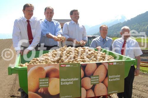 Die Oberinntaler Erdäpfel und die Osttiroler Kartoffeln sind am Donnerstag im tirolerischen Ranggen von Bundesminister Josef Pröll und Agrarlandesrat Anton Steixner in den Kreis der GENUSS REGION ÖS-TERREICH aufgenommen worden. „Der Erfolg der Genussregion-Initiative spiegelt die steigende Nachfrage der Konsumenten nach frischen, naturbelassenen und regionalen Produkten wider“, gratulierte Mag. Christoph Holzer, Geschäftsführer der SPAR-Zentrale Wörgl, als Vertreter der Allianz für starke Regionen.