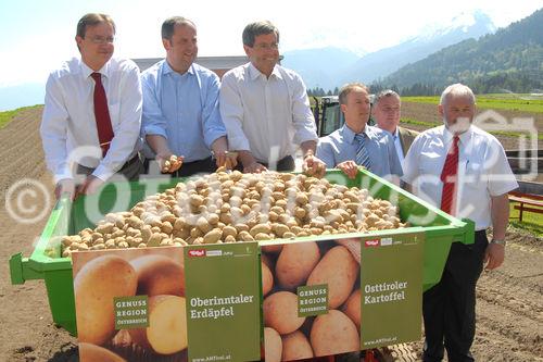 v.l.n.r.: Christoph Holzer, GF SPAR-Zentrale Wörgl, BM Josef Pröll, Landesrat Anton Steixner, Bgm. Spiegl, AMA Marketing GF Stephan Mikinovic und CNH- Steyr Regionalvertreter Tirol