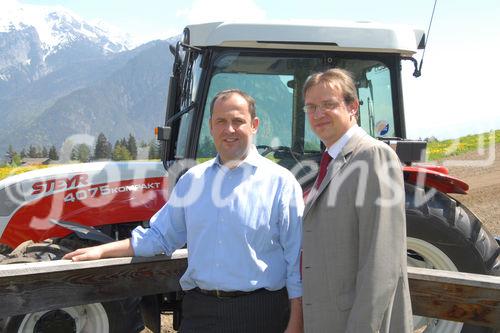 Bundesminister Josef Pröll und Geschäftsführer der Spar-Zentrale Wörgl Christoph Holzer vor einem Traktor von Allianz-Partner Steyr