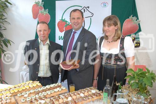 Die Oberinntaler Erdäpfel und die Osttiroler Kartoffeln sind am Donnerstag im tirolerischen Ranggen von Bundesminister Josef Pröll und Agrarlandesrat Anton Steixner in den Kreis der GENUSS REGION ÖS-TERREICH aufgenommen worden. „Der Erfolg der Genussregion-Initiative spiegelt die steigende Nachfrage der Konsumenten nach frischen, naturbelassenen und regionalen Produkten wider“, gratulierte Mag. Christoph Holzer, Geschäftsführer der SPAR-Zentrale Wörgl, als Vertreter der Allianz für starke Regionen.