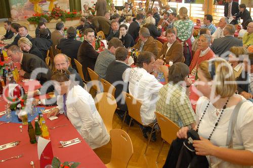 Die Oberinntaler Erdäpfel und die Osttiroler Kartoffeln sind am Donnerstag im tirolerischen Ranggen von Bundesminister Josef Pröll und Agrarlandesrat Anton Steixner in den Kreis der GENUSS REGION ÖS-TERREICH aufgenommen worden. „Der Erfolg der Genussregion-Initiative spiegelt die steigende Nachfrage der Konsumenten nach frischen, naturbelassenen und regionalen Produkten wider“, gratulierte Mag. Christoph Holzer, Geschäftsführer der SPAR-Zentrale Wörgl, als Vertreter der Allianz für starke Regionen.