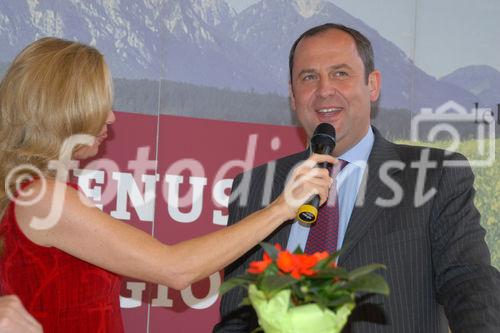 Die Oberinntaler Erdäpfel und die Osttiroler Kartoffeln sind am Donnerstag im tirolerischen Ranggen von Bundesminister Josef Pröll und Agrarlandesrat Anton Steixner in den Kreis der GENUSS REGION ÖS-TERREICH aufgenommen worden. „Der Erfolg der Genussregion-Initiative spiegelt die steigende Nachfrage der Konsumenten nach frischen, naturbelassenen und regionalen Produkten wider“, gratulierte Mag. Christoph Holzer, Geschäftsführer der SPAR-Zentrale Wörgl, als Vertreter der Allianz für starke Regionen.