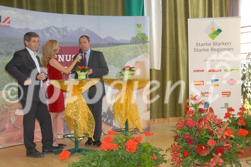 Die Oberinntaler Erdäpfel und die Osttiroler Kartoffeln sind am Donnerstag im tirolerischen Ranggen von Bundesminister Josef Pröll und Agrarlandesrat Anton Steixner in den Kreis der GENUSS REGION ÖS-TERREICH aufgenommen worden. „Der Erfolg der Genussregion-Initiative spiegelt die steigende Nachfrage der Konsumenten nach frischen, naturbelassenen und regionalen Produkten wider“, gratulierte Mag. Christoph Holzer, Geschäftsführer der SPAR-Zentrale Wörgl, als Vertreter der Allianz für starke Regionen.