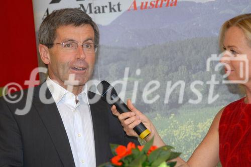 Die Oberinntaler Erdäpfel und die Osttiroler Kartoffeln sind am Donnerstag im tirolerischen Ranggen von Bundesminister Josef Pröll und Agrarlandesrat Anton Steixner in den Kreis der GENUSS REGION ÖS-TERREICH aufgenommen worden. „Der Erfolg der Genussregion-Initiative spiegelt die steigende Nachfrage der Konsumenten nach frischen, naturbelassenen und regionalen Produkten wider“, gratulierte Mag. Christoph Holzer, Geschäftsführer der SPAR-Zentrale Wörgl, als Vertreter der Allianz für starke Regionen.