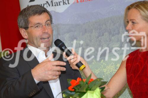 Die Oberinntaler Erdäpfel und die Osttiroler Kartoffeln sind am Donnerstag im tirolerischen Ranggen von Bundesminister Josef Pröll und Agrarlandesrat Anton Steixner in den Kreis der GENUSS REGION ÖS-TERREICH aufgenommen worden. „Der Erfolg der Genussregion-Initiative spiegelt die steigende Nachfrage der Konsumenten nach frischen, naturbelassenen und regionalen Produkten wider“, gratulierte Mag. Christoph Holzer, Geschäftsführer der SPAR-Zentrale Wörgl, als Vertreter der Allianz für starke Regionen.