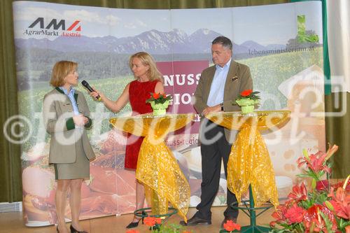Die Oberinntaler Erdäpfel und die Osttiroler Kartoffeln sind am Donnerstag im tirolerischen Ranggen von Bundesminister Josef Pröll und Agrarlandesrat Anton Steixner in den Kreis der GENUSS REGION ÖS-TERREICH aufgenommen worden. „Der Erfolg der Genussregion-Initiative spiegelt die steigende Nachfrage der Konsumenten nach frischen, naturbelassenen und regionalen Produkten wider“, gratulierte Mag. Christoph Holzer, Geschäftsführer der SPAR-Zentrale Wörgl, als Vertreter der Allianz für starke Regionen.