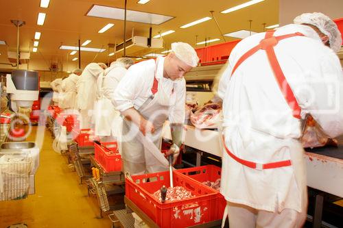 (C) Fotodienst/Anna Rauchenberger - Wien 11.09.2007 - GENUSS REGION ÖSTERREICH: Genuss Profi Tullnerfelder Schwein. FOTO: Mag. Rudolf Berger, Geschäftsführer Berger Fleischwaren führt Norbert Payr, Chef und Koch im 