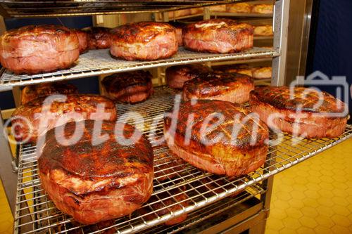 (C) Fotodienst/Anna Rauchenberger - Wien 11.09.2007 - GENUSS REGION ÖSTERREICH: Genuss Profi Tullnerfelder Schwein. FOTO: Mag. Rudolf Berger, Geschäftsführer Berger Fleischwaren führt Norbert Payr, Chef und Koch im 