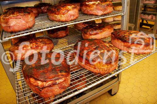 (C) Fotodienst/Anna Rauchenberger - Wien 11.09.2007 - GENUSS REGION ÖSTERREICH: Genuss Profi Tullnerfelder Schwein. FOTO: Mag. Rudolf Berger, Geschäftsführer Berger Fleischwaren führt Norbert Payr, Chef und Koch im 