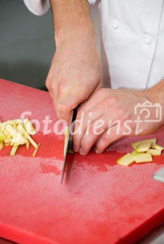 Rosa Schweinefiletscheiben im Kürbismantel auf Kürbisspaghetti und glacierten Cherrytomaten
