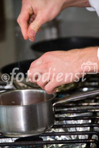 Rosa Schweinefiletscheiben im Kürbismantel auf Kürbisspaghetti und glacierten Cherrytomaten
