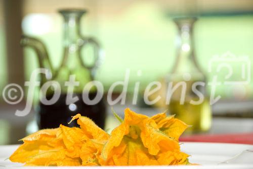 Rosa Schweinefiletscheiben im Kürbismantel auf Kürbisspaghetti und glacierten Cherrytomaten
