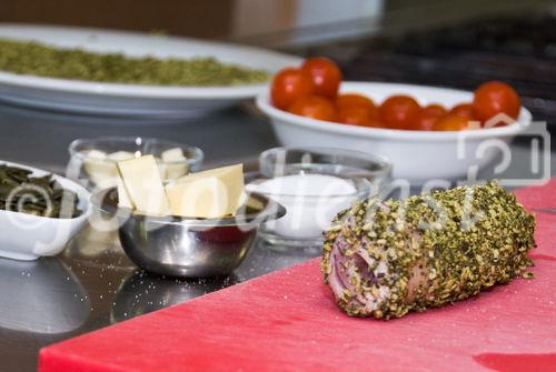 Rosa Schweinefiletscheiben im Kürbismantel auf Kürbisspaghetti und glacierten Cherrytomaten
