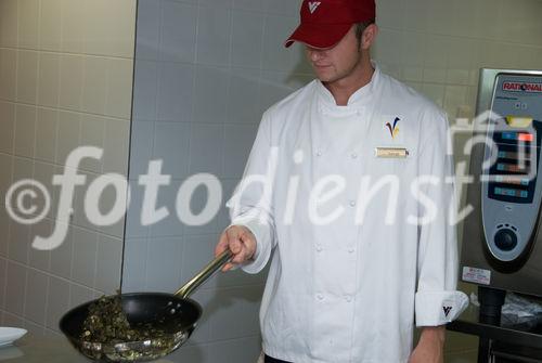 Rosa Schweinefiletscheiben im Kürbismantel auf Kürbisspaghetti und glacierten Cherrytomaten
